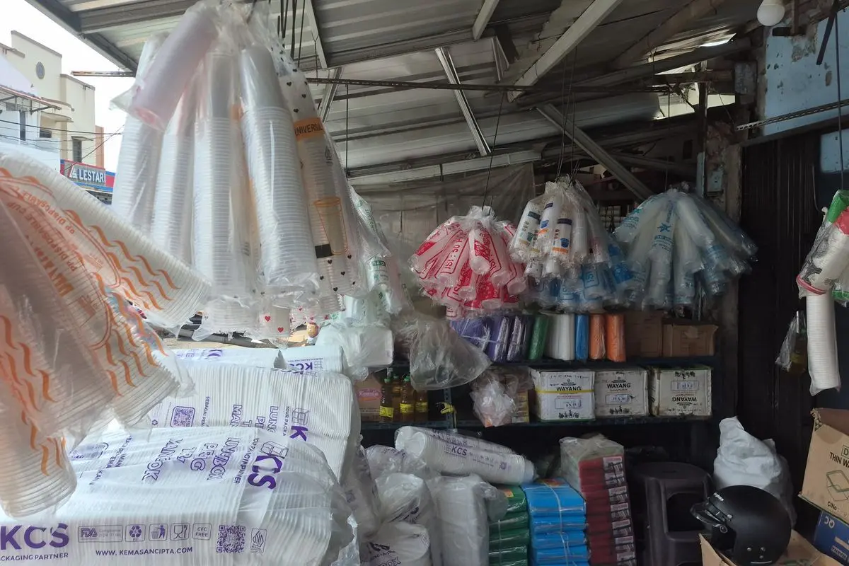 Lonjakan Harga Plastik Jadi Beban Berat UMKM Makanan dan Minuman Lonjakan Harga Plastik Jadi Beban Berat UMKM Makanan dan Minuman
